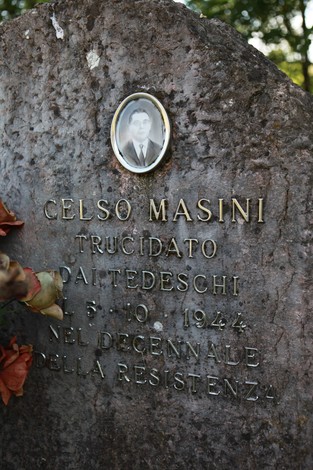 Monumento a Masini, commemorativo di Celso Masini, trucidato dai tedeschi nel 1944, con foto e iscrizioni.