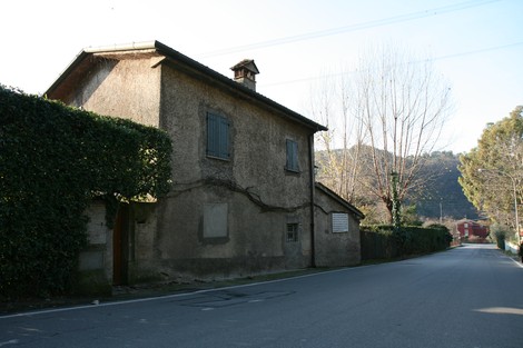 Lapide commemorativa dei fucilati sul Baccatoio, simbolo di memoria storica e resistenza.