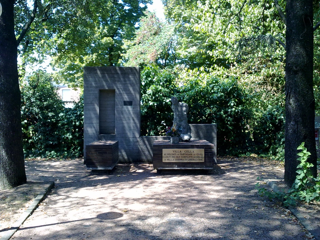 Monumento ai Caduti di Villa Cella, un omaggio emozionante ai soldati caduti, immerso nel verde.