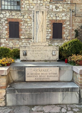 Monumento commemorativo dedicato a Fiorani e Moretti, con lastre in pietra e decorazioni floreali.