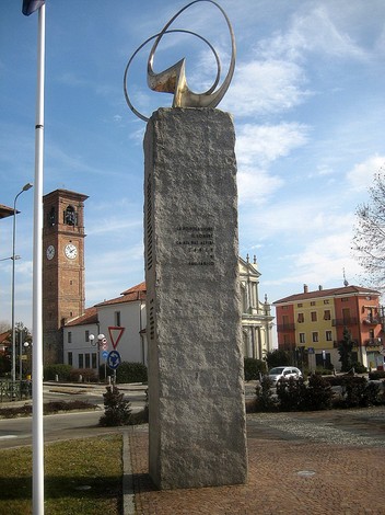Monumento ai caduti di Gaglianico, commemorazione in pietra con elementi stilizzati e sfondo architettonico.