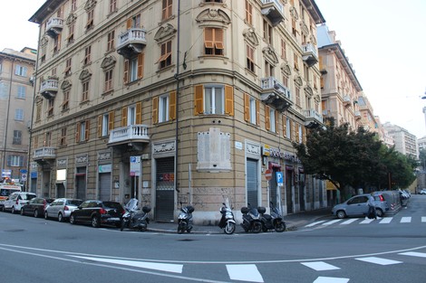 Lapidi commemorative dedicate ai caduti, situate all'angolo di un edificio storico nel quartiere di San Fruttuoso.