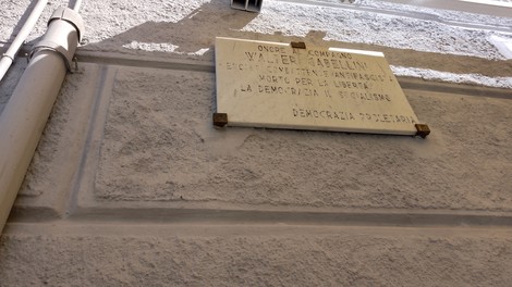 Lapide commemorativa dedicata a Walter Gabellini, riferita alla sua lotta per la libertà e la democrazia.