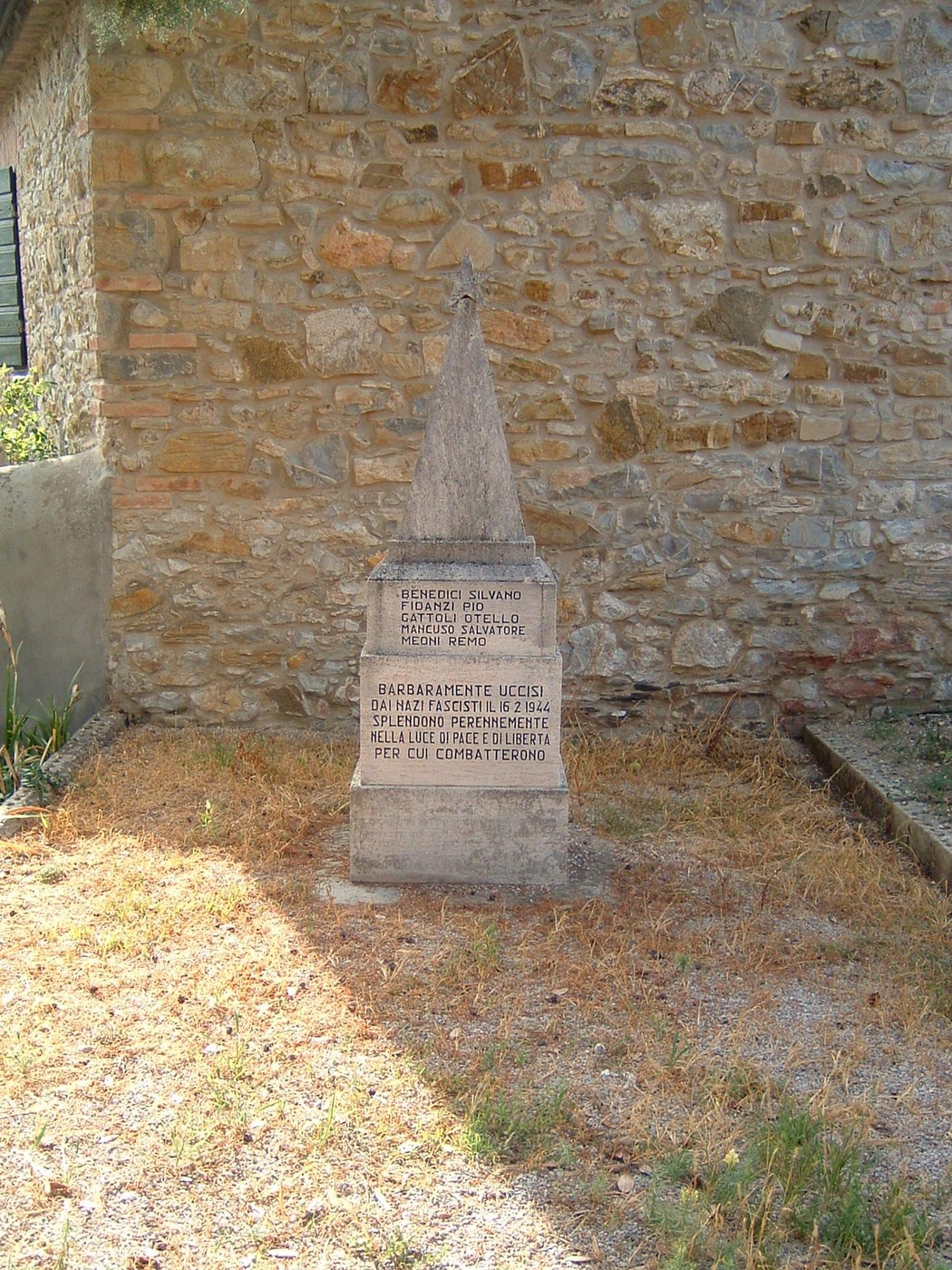 Cippo commemorativo dedicato ai caduti di Frassine, situato su un fondo in pietra.
