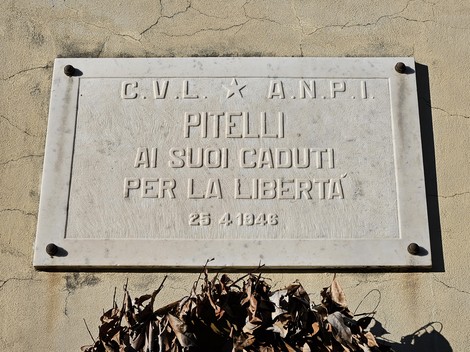 Lapide commemorativa dedicata ai caduti per la libertà, situata a Pitelli. Rappresenta la memoria storica della comunità.