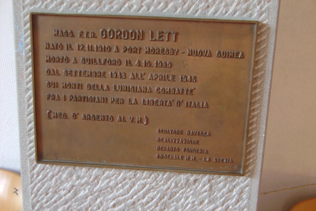 Busto di Gordon Lett, commemorazione di un eroe e combattente per la libertà, con dettagli biografici.
