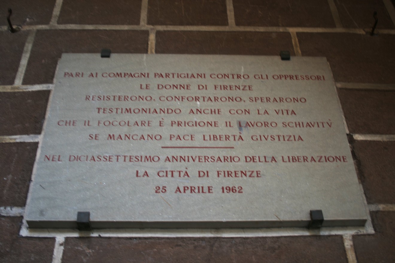 Lapide commemorativa dedicata alle donne della Resistenza a Firenze, in memoria del loro coraggio e sacrificio.