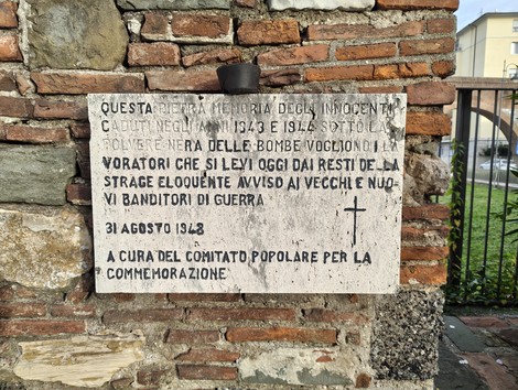 Lastra commemorativa a Pisa in memoria delle vittime dei bombardamenti del 1943 e 1944.