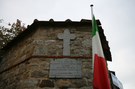 Lapide commemorativa dell'eccidio di Civitella, simbolo della memoria storica e della resistenza.