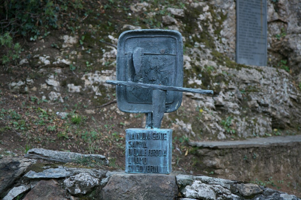 Monumento della Via Crucis di Sant'Anna di Stazzema, simbolo di memoria e riflessione storica.