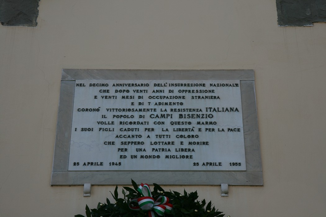 Lapide del decennale che commemora l'insurrezione nazionale a Campi Bisenzio, con dedica ai caduti per la libertà.
