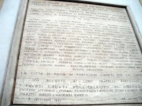 Lapide commemorativa ai caduti della Liberazione di Pavia, onorando i partigiani e le vittime della guerra.