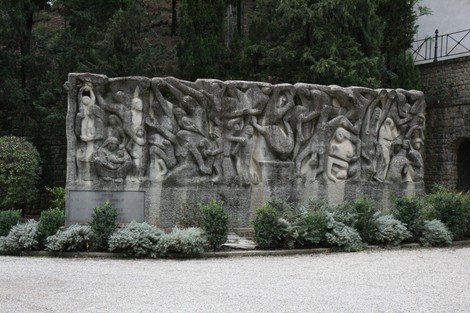 Monumento ai caduti della provincia, opera d'arte commemorativa con sculture che evocano il sacrificio e la memoria.
