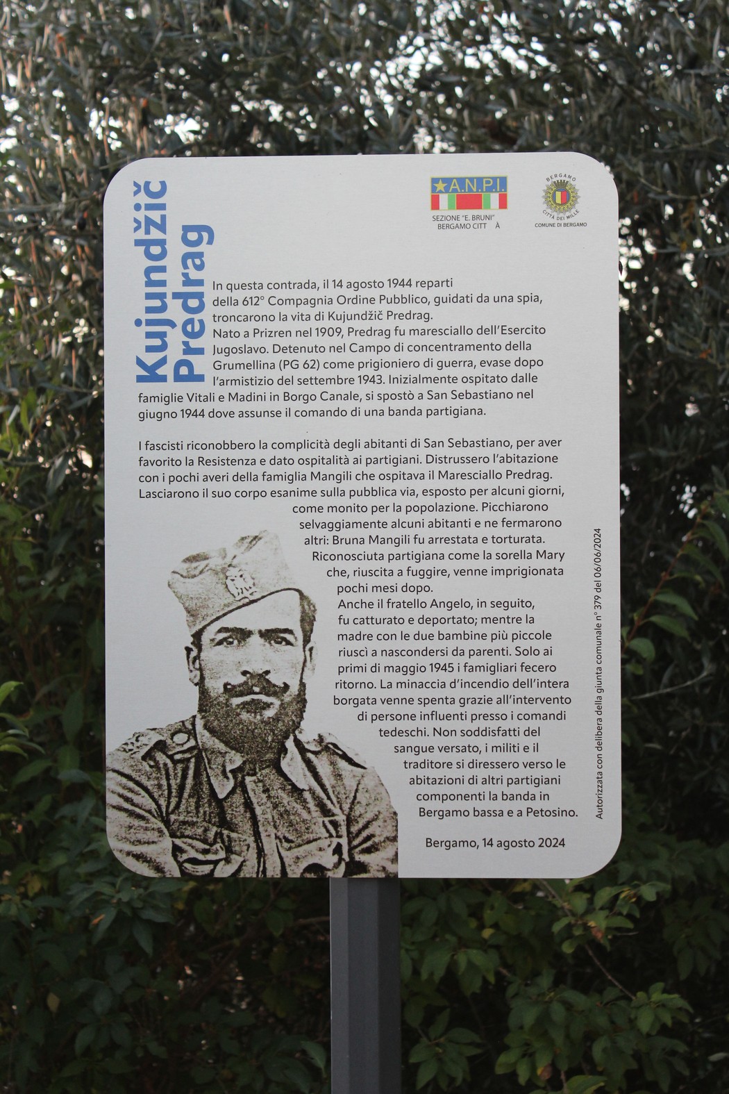 Targa commemorativa dedicata a Predrag, con fotografia storica e informazioni su eventi significativi.