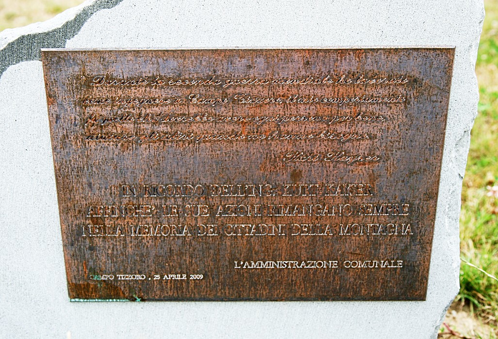 Cippo commemorativo a Kayser, in memoria dei cittadini della montagna.