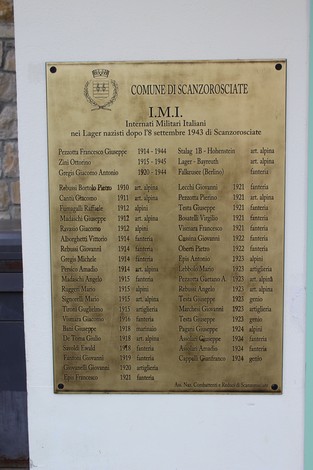 Targa commemorativa dedicata agli Internati Militari Italiani, con nomi e dati di militari.