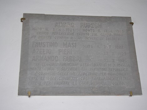 Lapide commemorativa dedicata a Masi, Pieri e Fabbri, caduti durante la Seconda Guerra Mondiale.