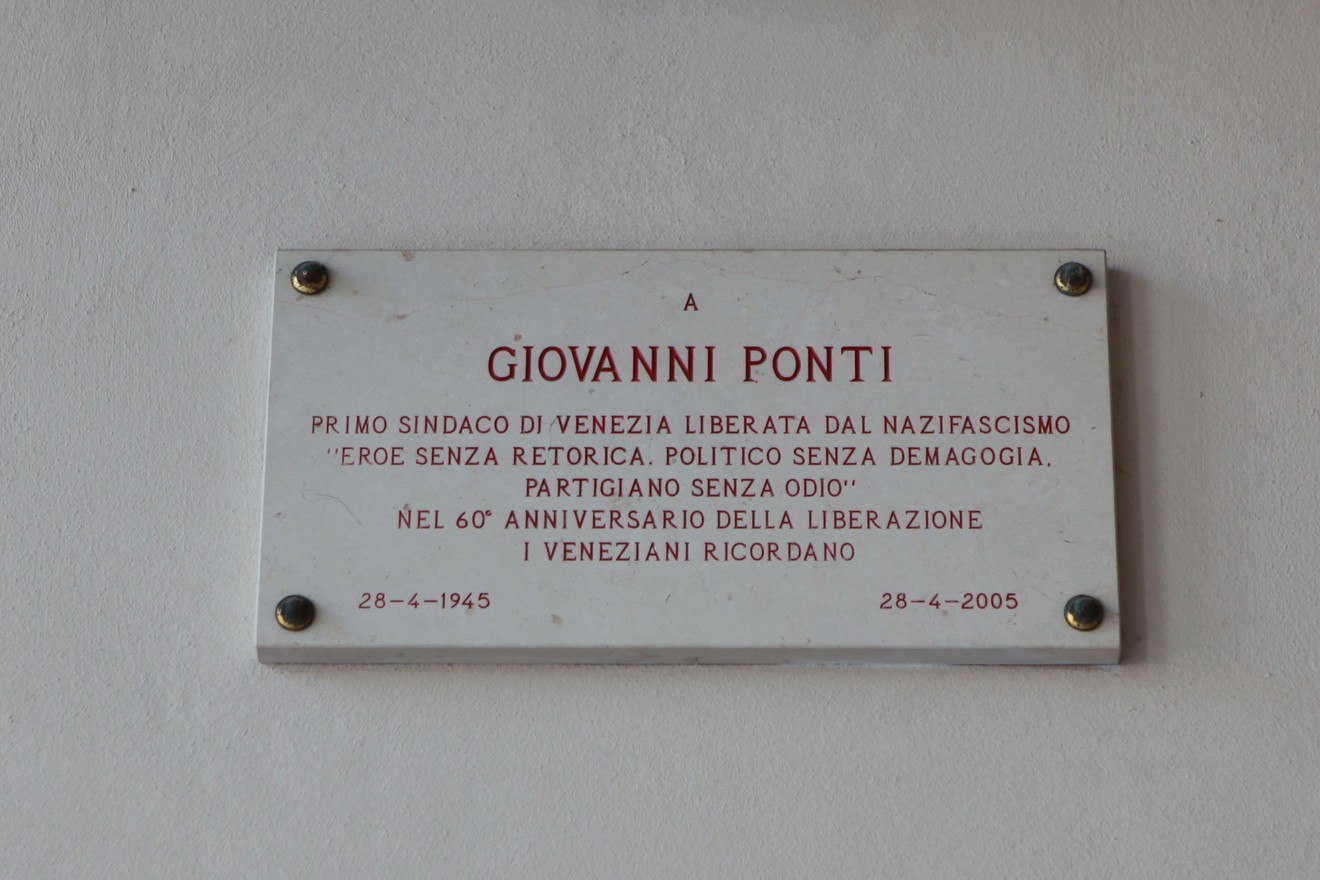 Lapide commemorativa dedicata a Giovanni Ponti, primo sindaco di Venezia post-Nazifascismo, con date significative.