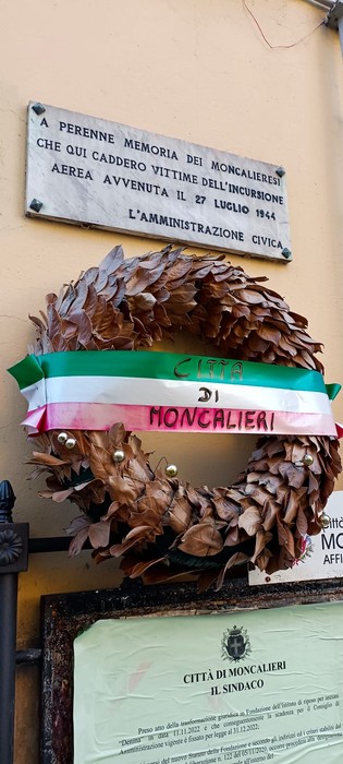 Lapide commemorativa e corona di alloro dedicata alle vittime del bombardamento del 27 luglio 1944 a Moncalieri.