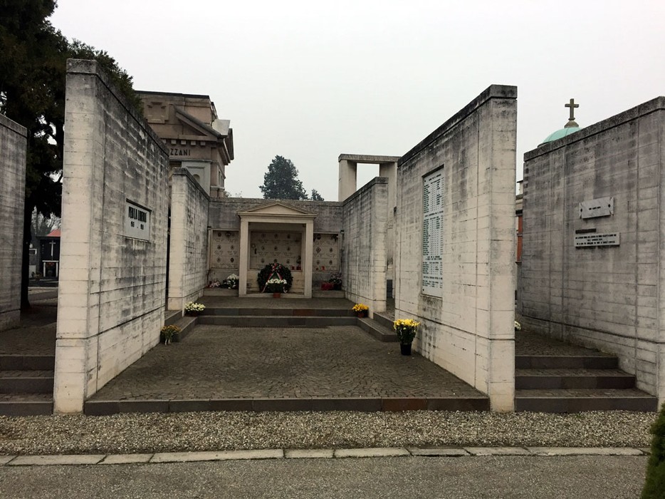 Sacrario del Cimitero di Vigevano: un luogo di commemorazione e ricordo, sospeso in un'atmosfera di serenità.