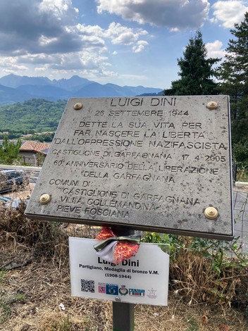 Lapide commemorativa dedicata a Luigi Dini, partigiano e medaglia d'oro, a Castiglione di Garfagnana.