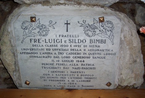 Cappella dedicata ai fratelli Bimbi, commemorazione di eroi nazionali, situata in un ambiente storico.
