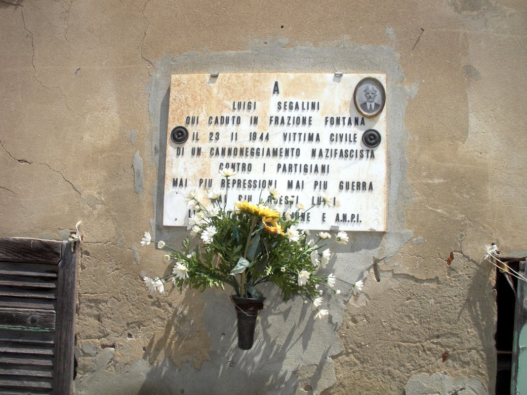 Lapide commemorativa di Luigi Segalini, vittima civile di un attacco nazifascista nel 1944.