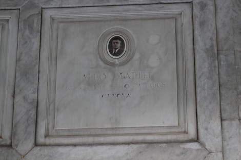 Il "Sacrario dei partigiani di Torbella", commemorazione storica con un ritratto di un partigiano.