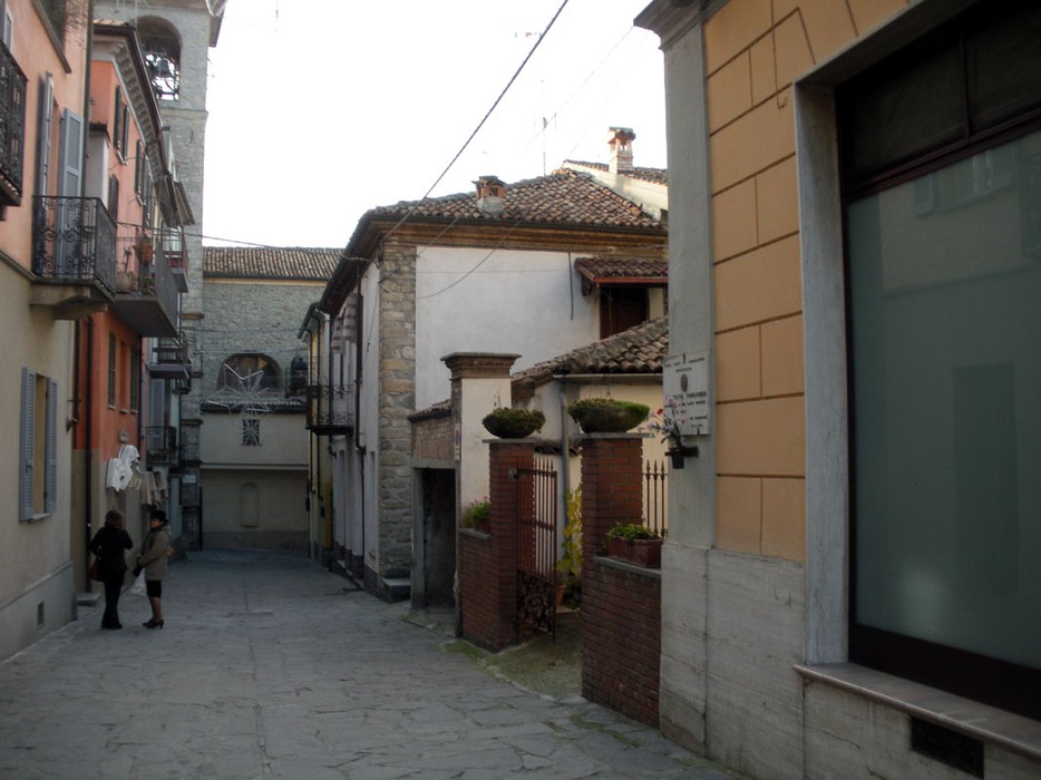 Vicolo caratteristico di un borgo, con edifici storici e atmosfera suggestiva. Ideal per passeggiate e scoperte.