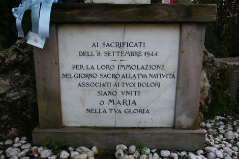 Monumento commemorativo ai sacrificati dell'8 settembre 1944 nel cimitero di San Martino.