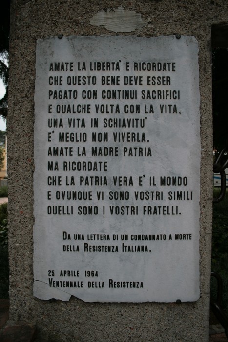 Monumento del ventennale dedicato alla libertà e alla resistenza italiana, con un messaggio di amore per la patria.