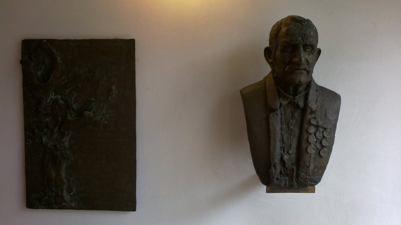 Busto in bronzo di Cervi, esposizione artistica che celebra la figura storica dell'omonimo.