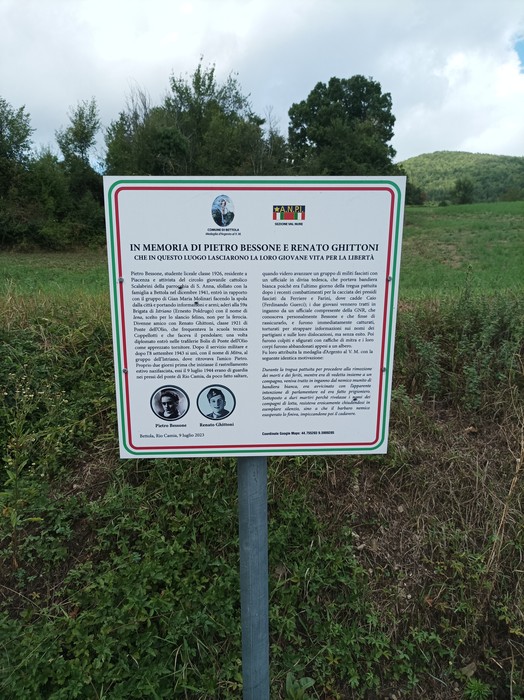 Segnaletica commemorativa dedicata a Pietro Bessone e Renato Ghittoni in un'area verde.