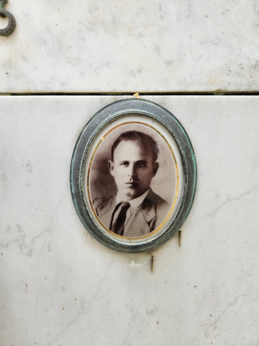 Cippo commemorativo con un ritratto in bianco e nero di un uomo, situato a Bocci, Piazza e Meda.
