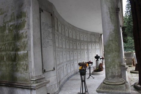 Sacrario dei partigiani di Torbella, con colonne e nicchie in un ambiente commemorativo.