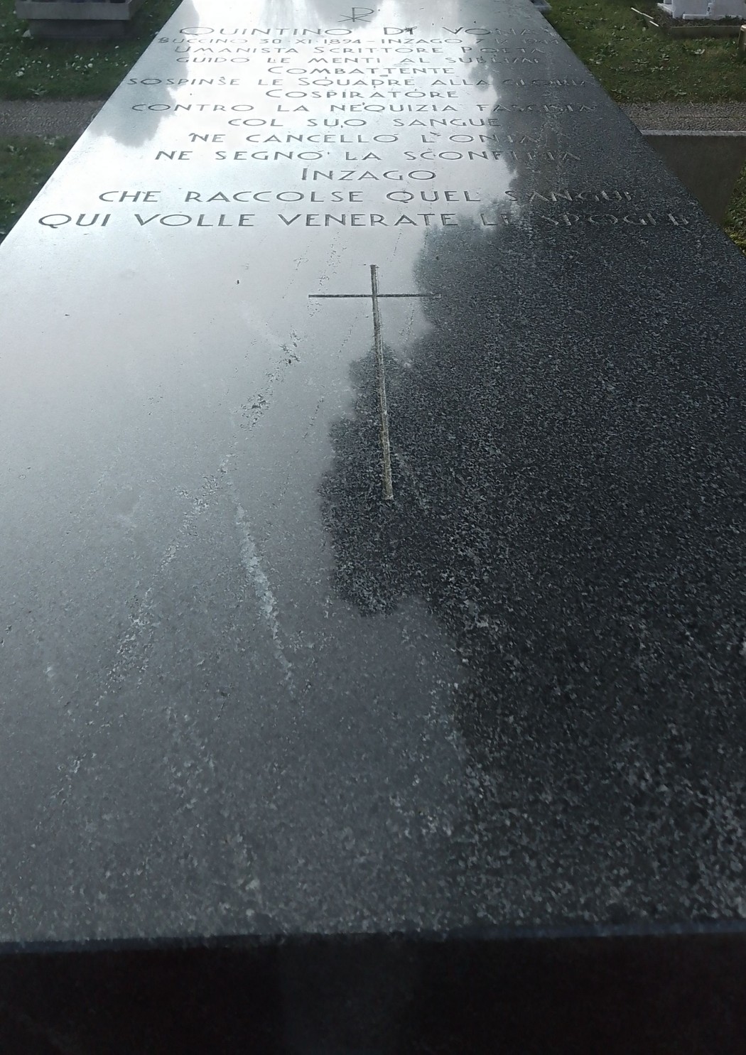 Tomba di Di Vona, monumento funebre in pietra lucida con incisi segni religiosi e scritte commemorative.