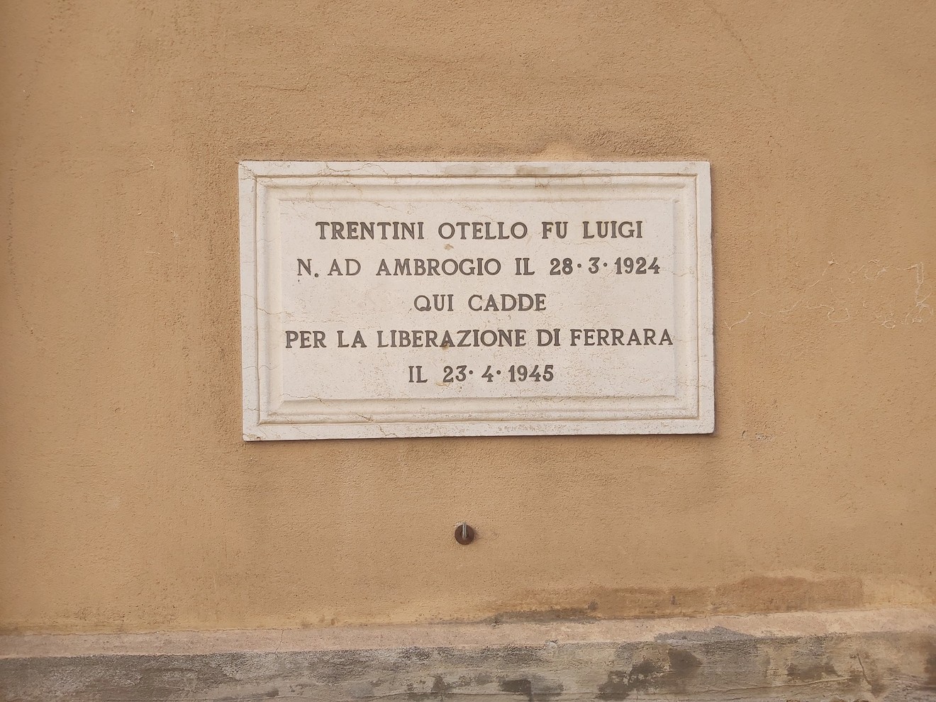 Lapide commemorativa di Otello Trentini, caduto per la liberazione di Ferrara nel 1945.