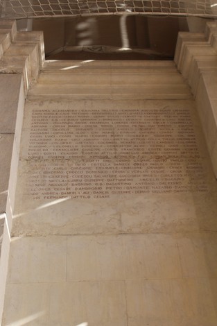 Vista dettagliata del "Sacrario del Ponte Monumentale", con incisioni e architettura storica.