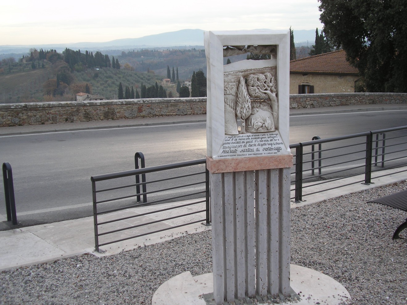 Cippo commemorativo dei martiri di Montemaggio, simbolo di memoria e resistenza.