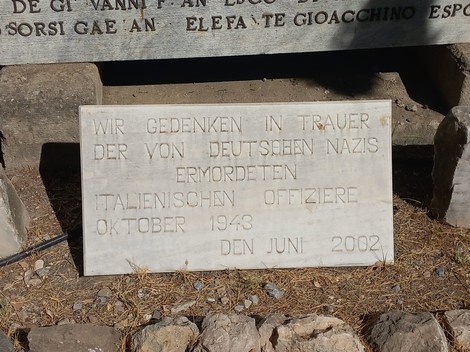 Sacrario dei caduti di Kos con memoriale a commemorazione delle vittime italiane del nazismo.