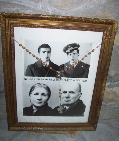 Foto in memoria dei fratelli Bimbi, con immagini di famiglia e simboli di devozione e sofferenza.