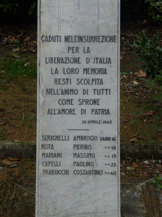 Cippo commemorativo ai caduti partigiani di Longuelo, dedicato alla liberazione d'Italia nel 1945.
