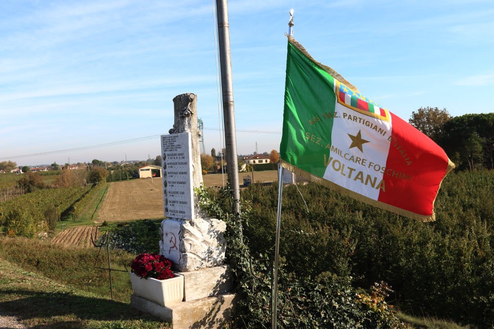 Monumento ai Martiri del Senio, dedicato ai partigiani caduti, immerso in un paesaggio rurale.