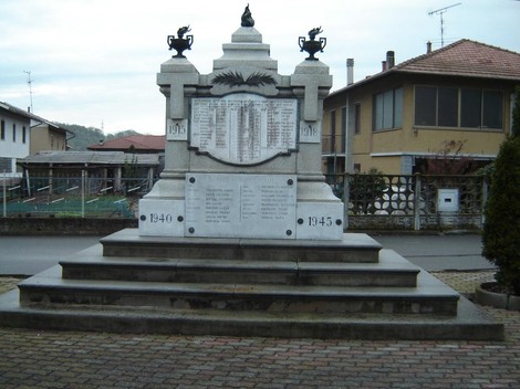 Monumento ai caduti di Carisio, commemorazione dei soldati sacrificatisi nelle guerre mondiali.