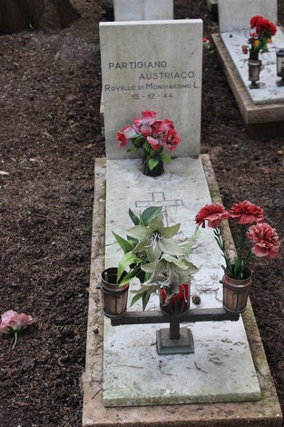 Tombe perpetue decorate con fiori, dedicate ai caduti per la Libertà, in un cimitero commemorativo.