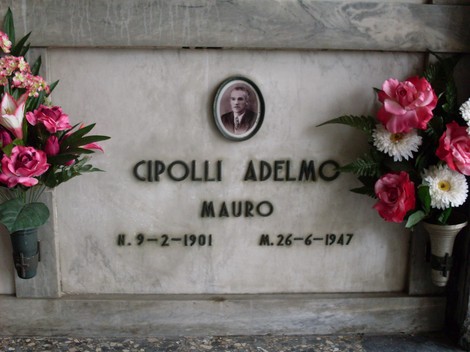 Sacrario dei Caduti per la Libertà di Rio Saliceto, omaggio ai caduti con fiori e una foto commemorativa.
