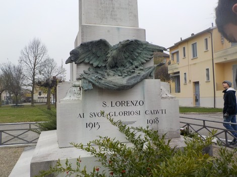 Monumento ai caduti di San Lorenzo con un'aquila bronzea e iscrizioni commemorative.