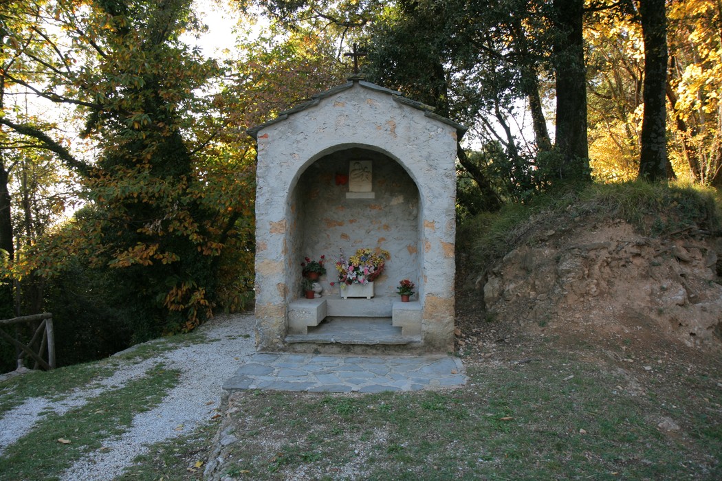 Ossario di Sant'Anna di Stazzema, monumento commemorativo immerso nella natura.