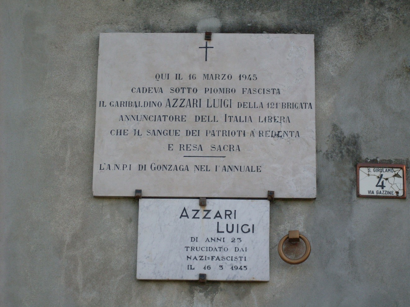 Lapidi commemorative di Azzarri Luigi, patriota caduto nel 1945, in memoria della resistenza contro il nazifascismo.
