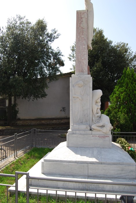 Monumento di Cintolese, dedicato alla memoria, con statue e iscrizioni su base in marmo.